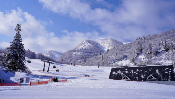 有遊客在北海道赤井川村KIRORO滑雪場的山岳雪道的林間發現女屍。(Kiroro Resort facebook)
