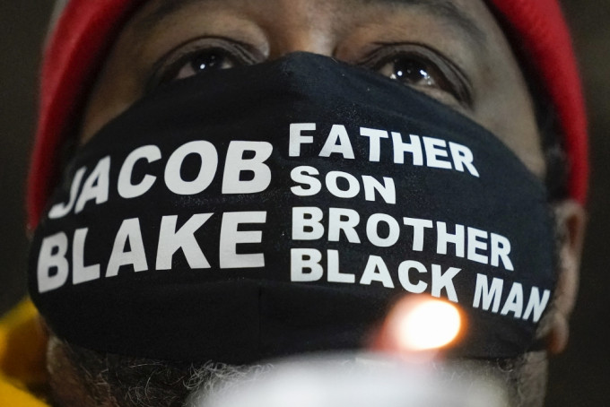 遭连开7枪致重伤的美国黑人男子布莱克的父亲得知检方决定不起诉涉案警员后发起示威。ap图