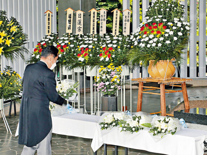 岸田文雄周一在东京千鸟渊战殁者墓苑献花。