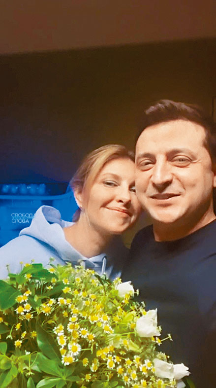 烏克蘭總統澤連斯基，在情人節送花給妻子表恩愛。　