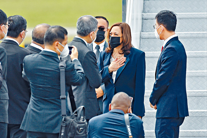 ■美國副總統賀錦麗周日抵達新加坡，外長維文在機場迎接。