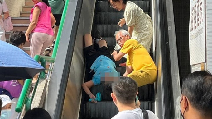 老妇从扶手电梯倒下撞伤头部。fb：翁静晶