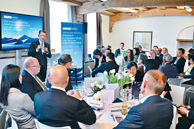 陳茂波出席世界經濟論壇年會期間，在「達沃斯‧財新CEO午餐會」上致辭。