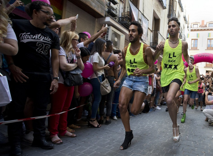 馬德里正舉行同志慶典「世界驕傲節」活動，於周四舉辦男子高跟鞋賽跑，場面熱鬧。美聯社