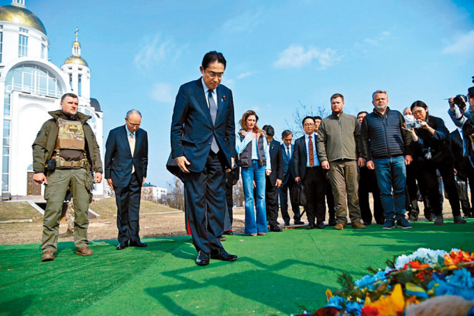 岸田文雄周二到访乌克兰布查镇一座教堂，向被俄军杀害的平民致哀。