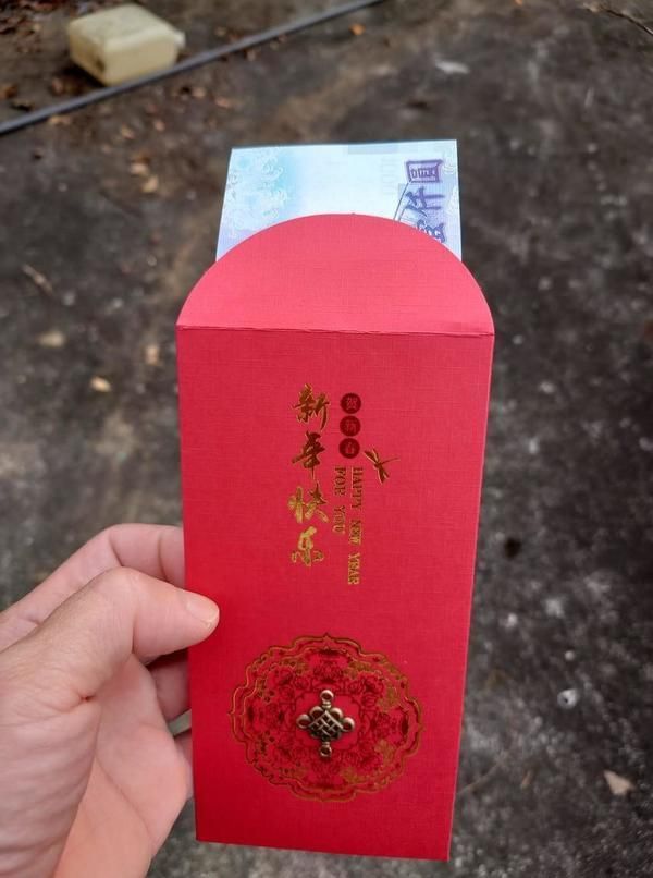 台灣女網民包了一封1000元台幣，仍被親戚孩子嫌少。(爆怨公社)