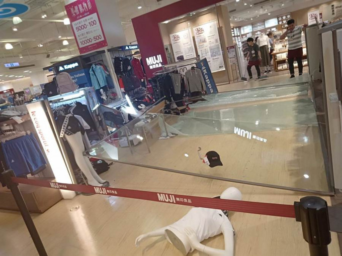 花蓮遠東百貨有玻璃倒塌。網上圖片