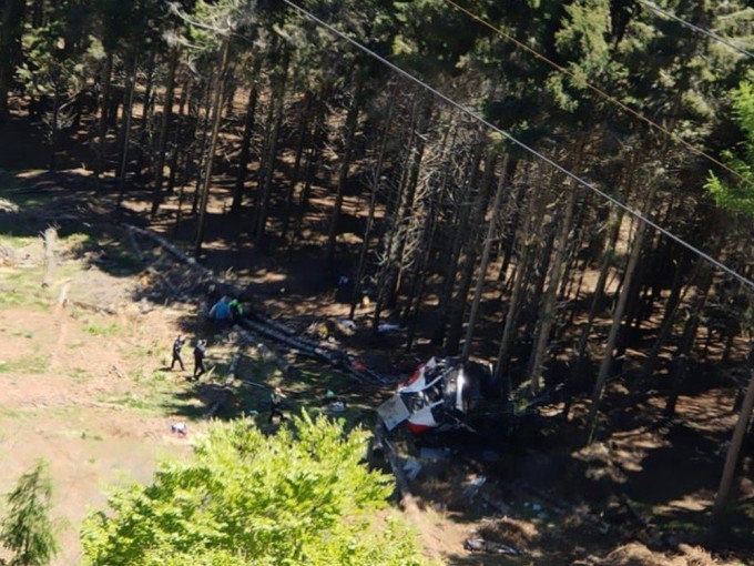 據報纜車在莫塔羅納山頂附近墜下。網圖