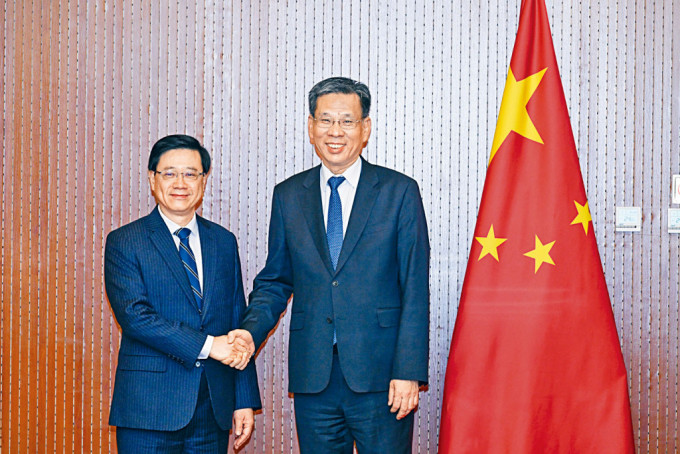 李家超（左）與財政部部長劉昆會面。