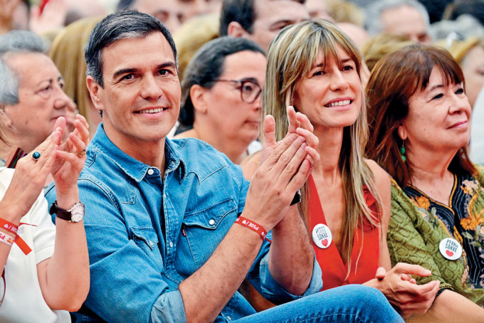 西班牙首相桑切斯与妻子戈麦斯，去年7月出席大选集会。