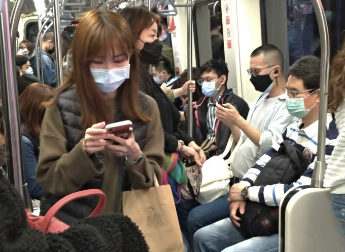 疫情期間，台灣地鐵上乘客都戴上口罩。AP