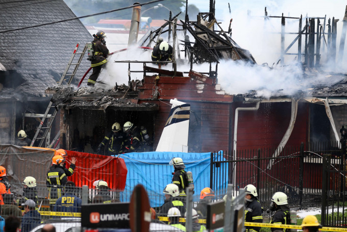 智利小型飛機墜民居機上所有人亡。AP