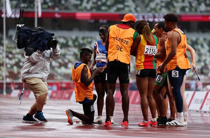 陪跑员华特维加（Manuel Antonio Vaz da Vega）突然单膝下跪向视障跑手佩莉娜施美度（Keula Nidreia Pereira Semedo），求婚。REUTERS