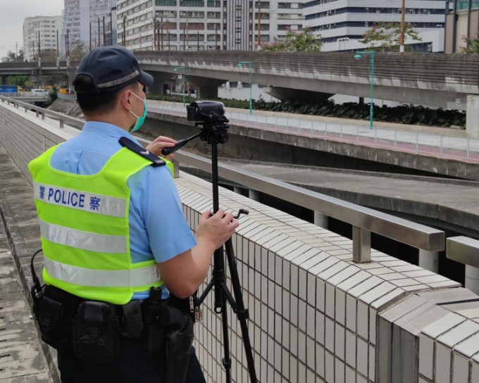 警員使用攝錄器材搜證。