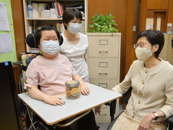 特首林郑月娥探望正在实习的残疾学生周佩珊。政府新闻处图片