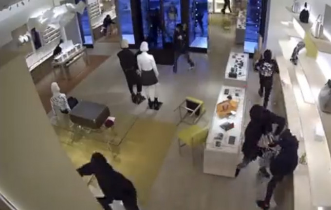 美國芝加哥LV專賣店洗劫影片曝光。影片截圖