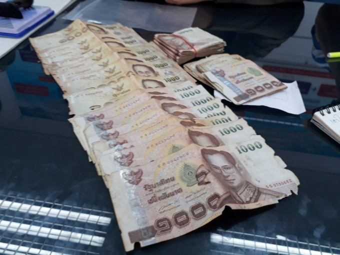 賽提瓦以為被白蟻咬爛的11.7萬泰銖已失效，便把鈔票全丟到路邊垃圾桶。