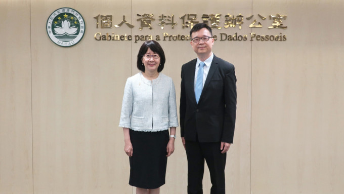 私隐专员锺丽玲（左）与澳门个资办主任杨崇蔚（右）在澳门举行会议。
