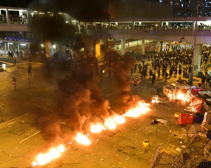 当日示威者在龙翔道一带涉嫌烧车、投掷汽油弹。资料图片