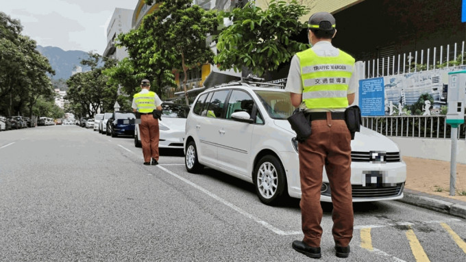 警方向涉及違例停泊車輛發出定額罰款通知書。警方提供