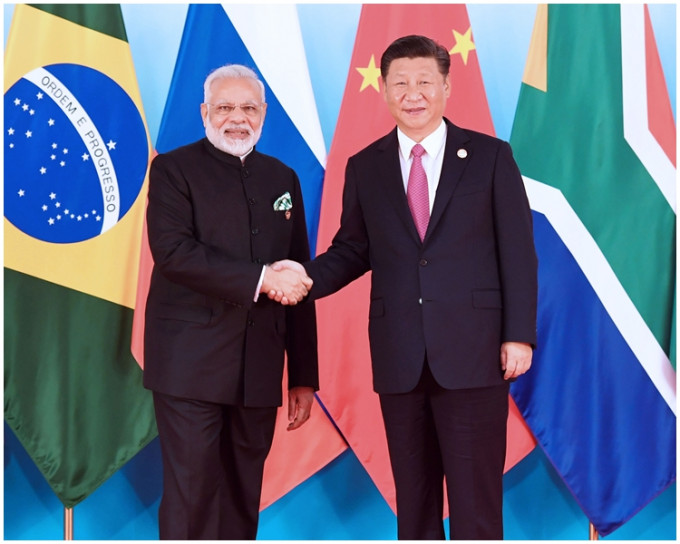 中国国家主席习近平(右)与印度总理莫迪握手。新华社图片