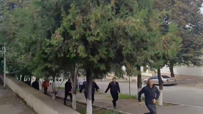 在纳卡地区首府斯捷潘纳克特（阿塞拜疆称为汉肯迪），人们听到枪声和爆炸声后狂奔。 路透社