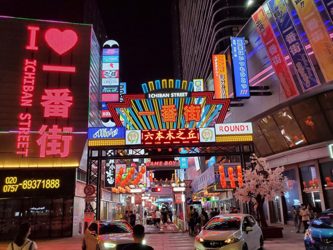 廣州佛山近日出現了一條跟日本澀谷六丁目一番街超像的「中國版一番街」。(Twitter圖片)