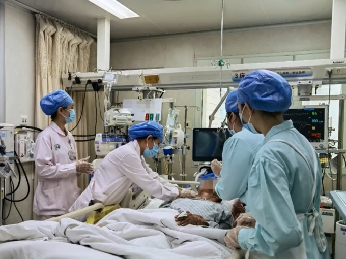 广州一老翁饮用自制药酒后不适入院，一度要入住深切治疗部。影片截图