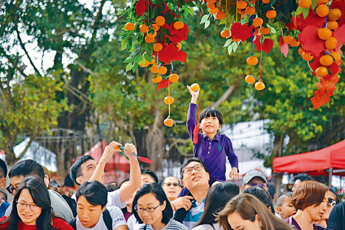 新春期間，不少市民都會到大埔林村向許願樹掟寶牒。