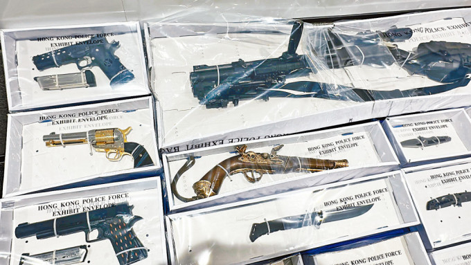 警方在單位內搜出7支仿製槍械及一批刀劍等武器。