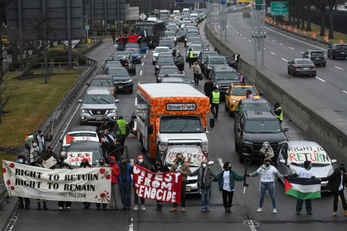 支持巴人的示威者堵塞通往纽约甘乃迪国际机场的道路。路透社