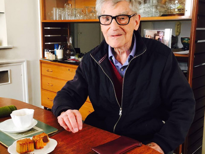鄔勵德上周倫敦病逝。圖為他去年105歲生日前，與到訪記者分享月餅。（城市日記提供）
