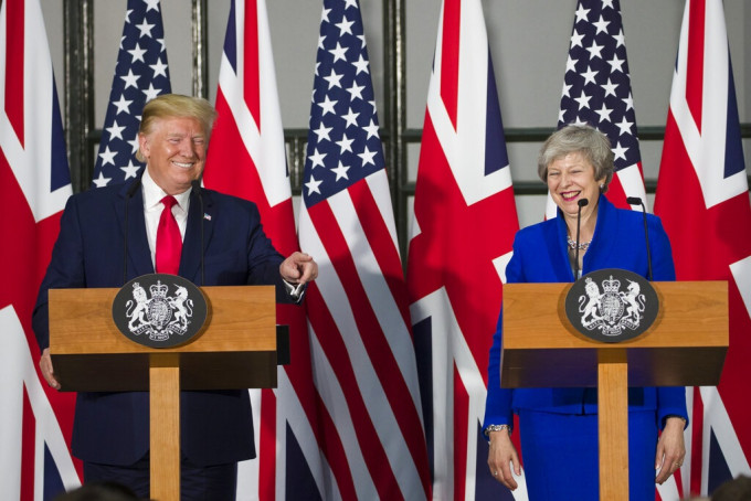 美国总统特朗普，与英国首相文翠珊举行联合记者会。AP