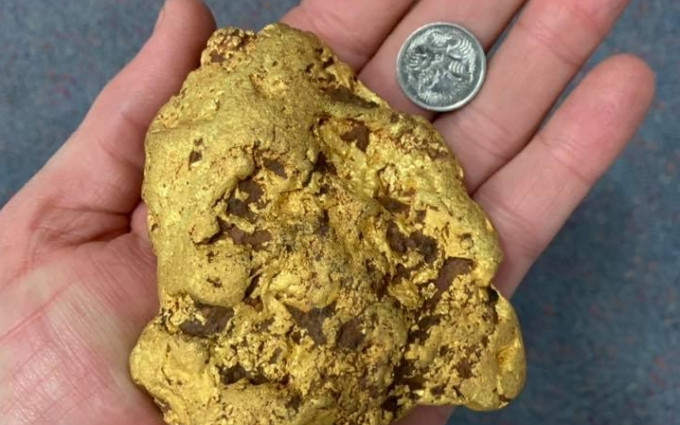 澳洲一名男子用金屬探測器，發現一塊重達一點4 公斤的金塊。Finders Keepers Gold Prospecting FB圖片