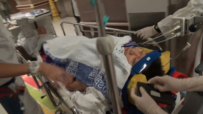 男子半昏迷送伊利沙伯医院抢救。