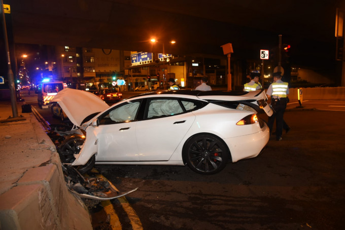 意外後，Tesla車頭冚彈起如張開口般。