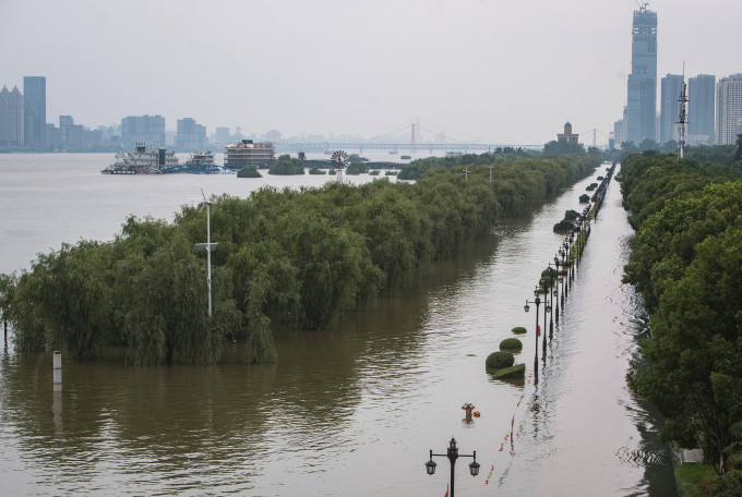 洪水通过汉口。新华社资料图片
