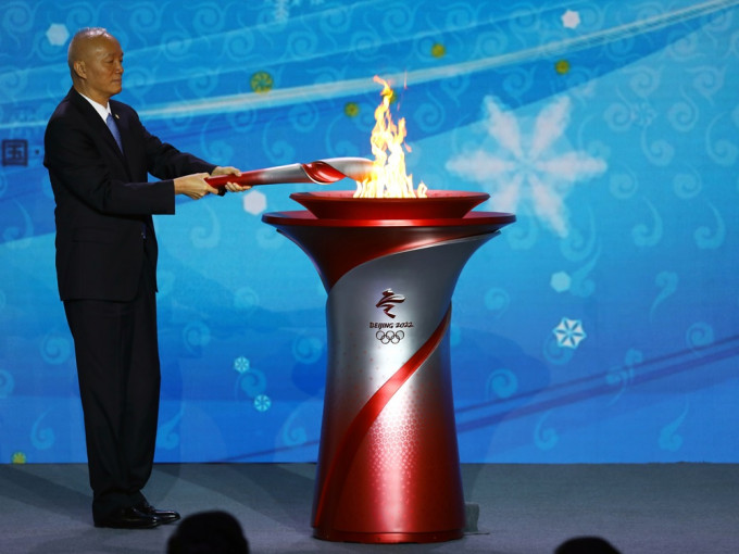 北京冬奥组委主席蔡奇燃点的火炬。路透社图片