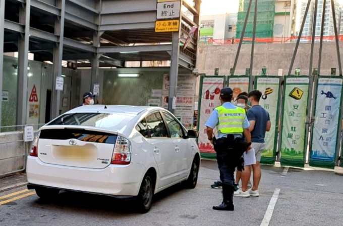 警方进行打击非法驾驶汽车作出租或载客取酬用途行动。
