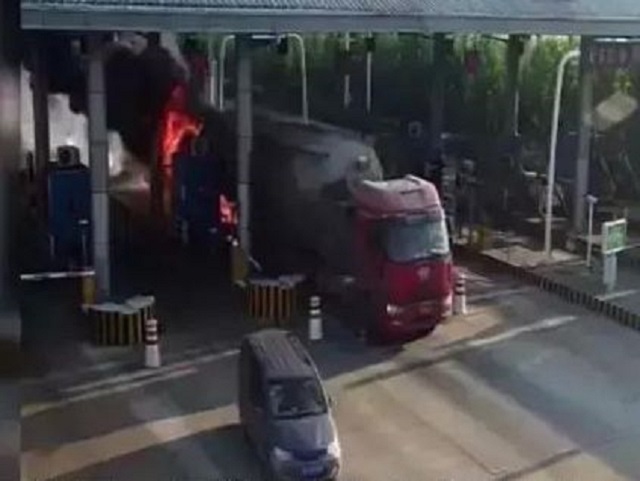 江苏长深高速日前有水泥罐车起火逛奔3公里。影片截图