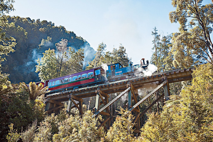來到澳洲塔斯曼尼亞，大家不妨乘坐蒸汽火車欣賞當地的自然美景。
　　