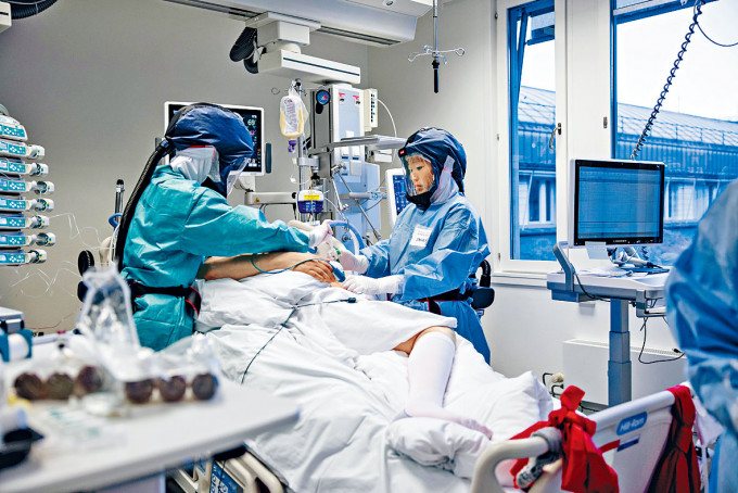 ■挪威奥斯陆大学医院深切治疗部的医护在治理病人。