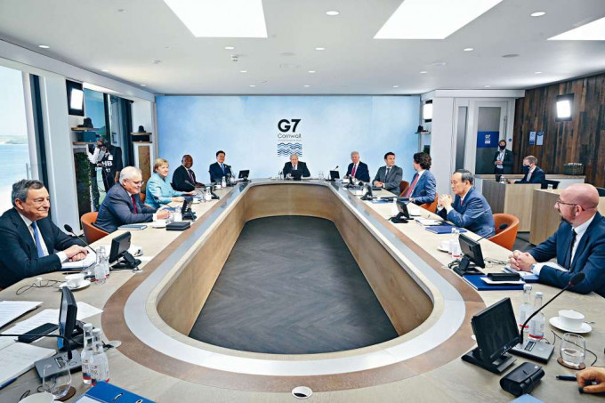 ■約翰遜（中）、拜登與多個領袖上周六在英國康沃爾出席G7峰會。