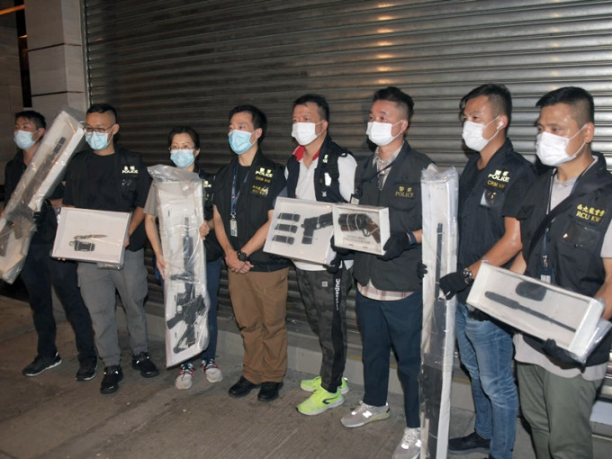 警方重案組在九龍城一唐樓單位搜出大量改裝氣槍。