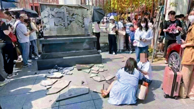 广州圣心大教堂前石碑碎裂剥落。