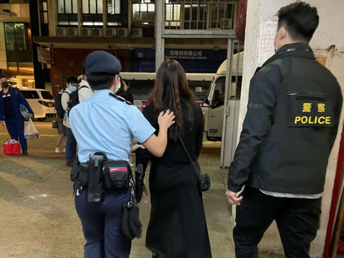 鴻圖道55號搗派對房24歲女負責人被捕。警方圖片