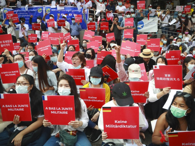 緬甸示威者持不同語言的示威標語靜坐。AP圖片