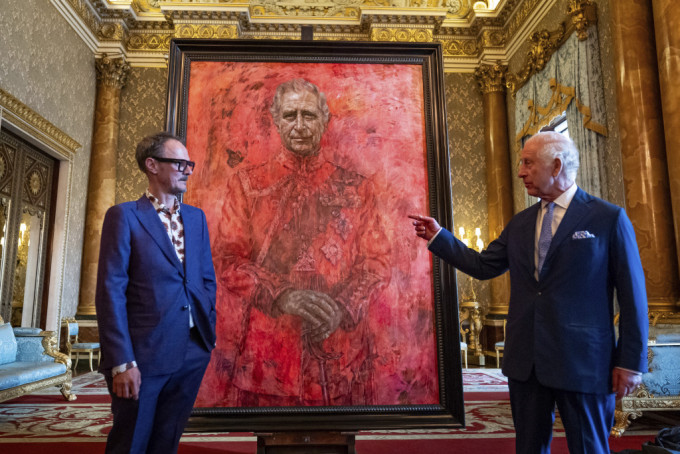 英皇查理斯（右）亲自为官方肖像揭幕，旁为画作创作者Jonathan Yeo。美联社