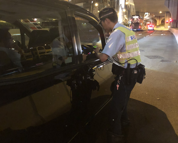 警方行动中为24990名司机进行酒精呼气测试，当中107名司机被拘捕。警方提供