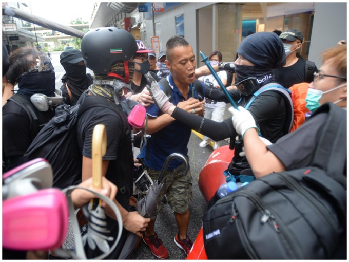 男子与示威者争执。